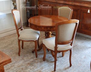 Tavolino in legno di noce con piano intarsiato diametro 80 cm